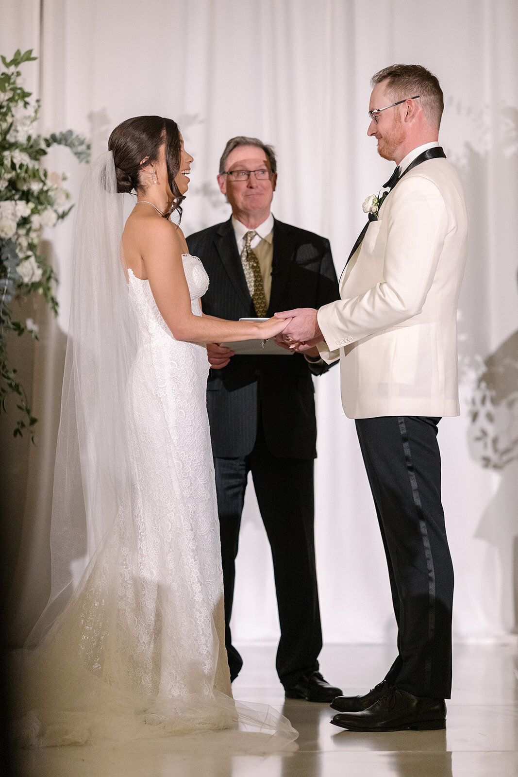 all-white-wedding-ceremony-at-boston-plaza