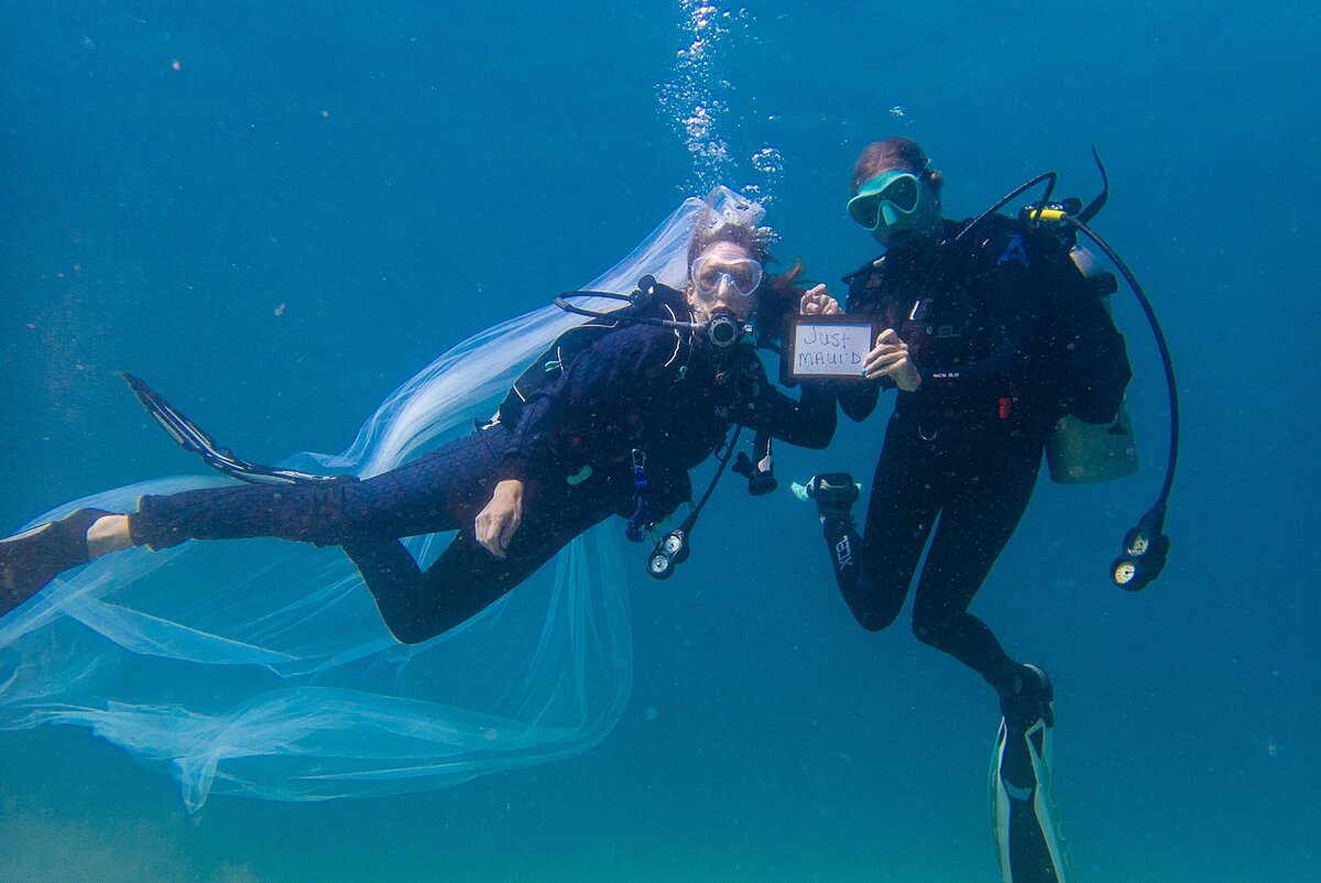 Underwater Hawaii elopement photography