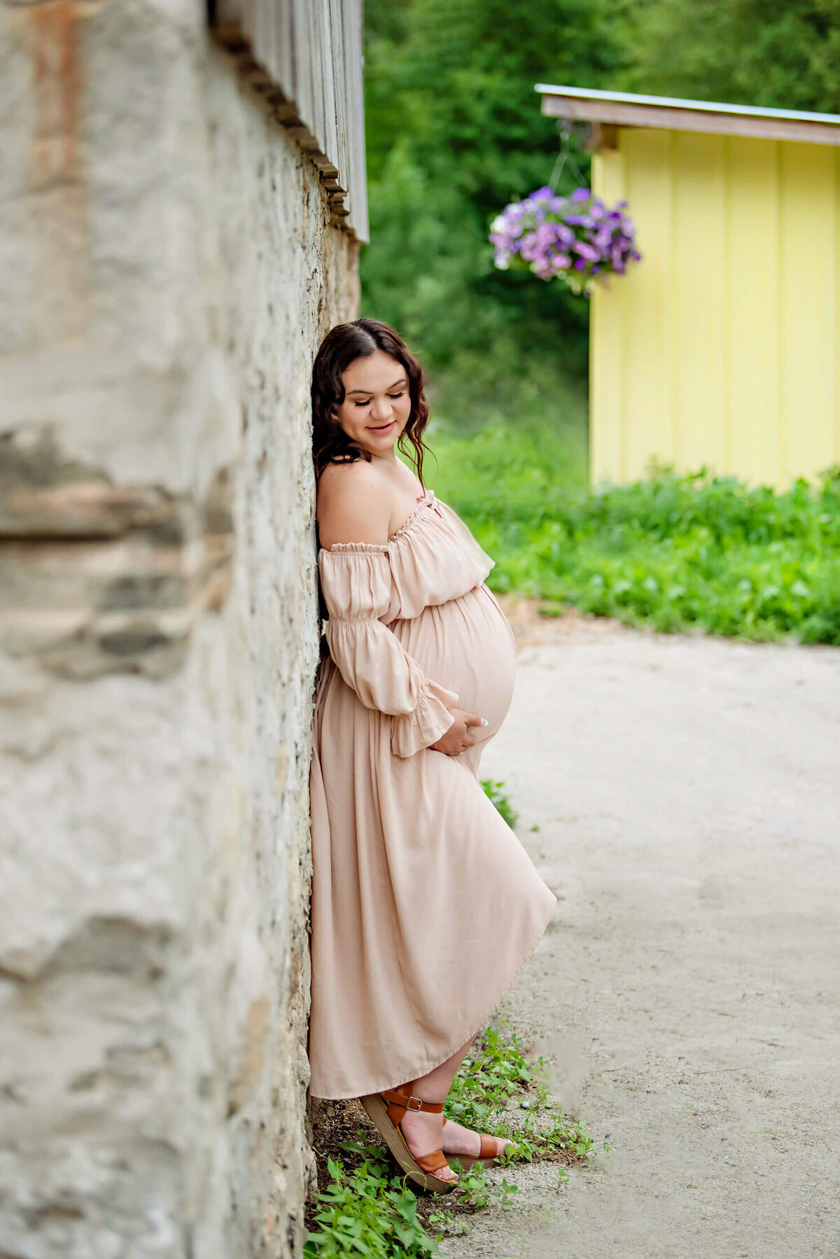 pregnant lady standing against a wall for her maternity photos in Toronto
