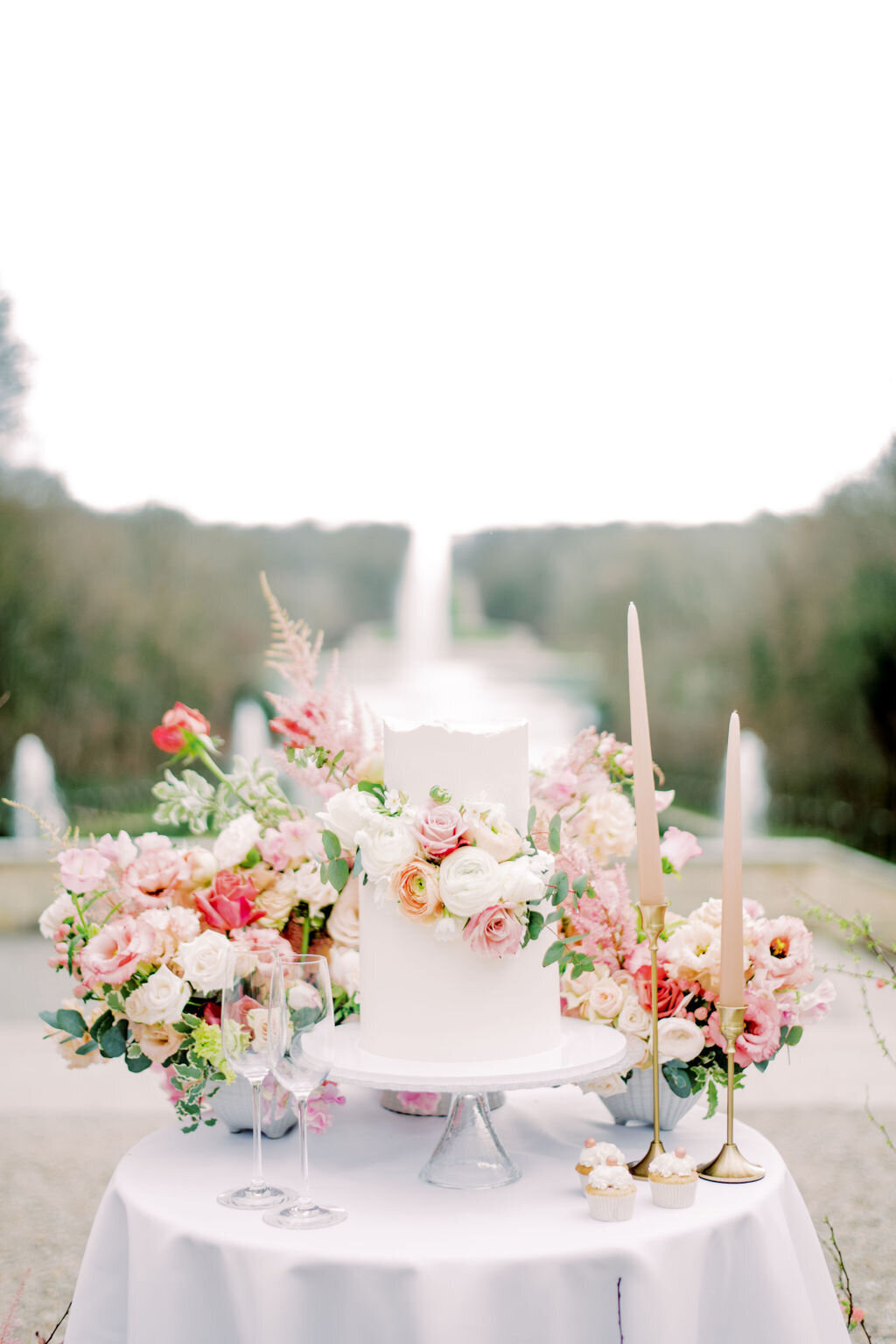 Wedding-cake-décoré-de-fleurs-style-fine-art