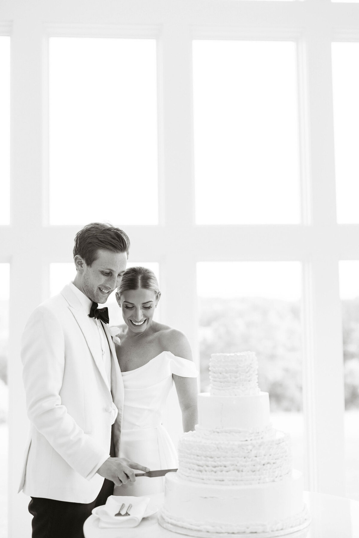 135_bride-groom-wedding-cake