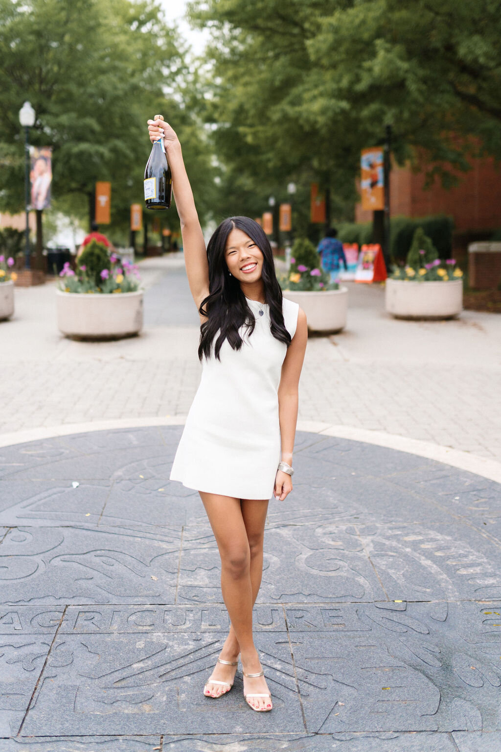 university of tennessee knoxville graduation photographer champagne pop