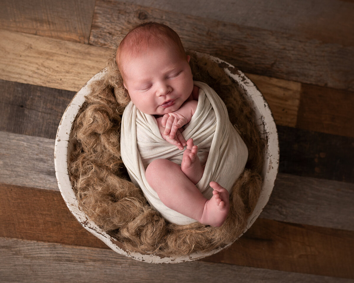 Newborn photoshoot in a Bucket by Laura King