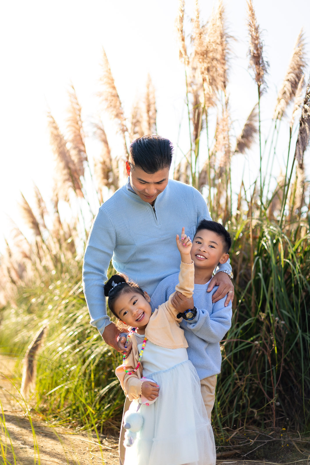 Father playing with daughter and son in tall grass – Ellobelle Photography Bay Area Family Portfolio