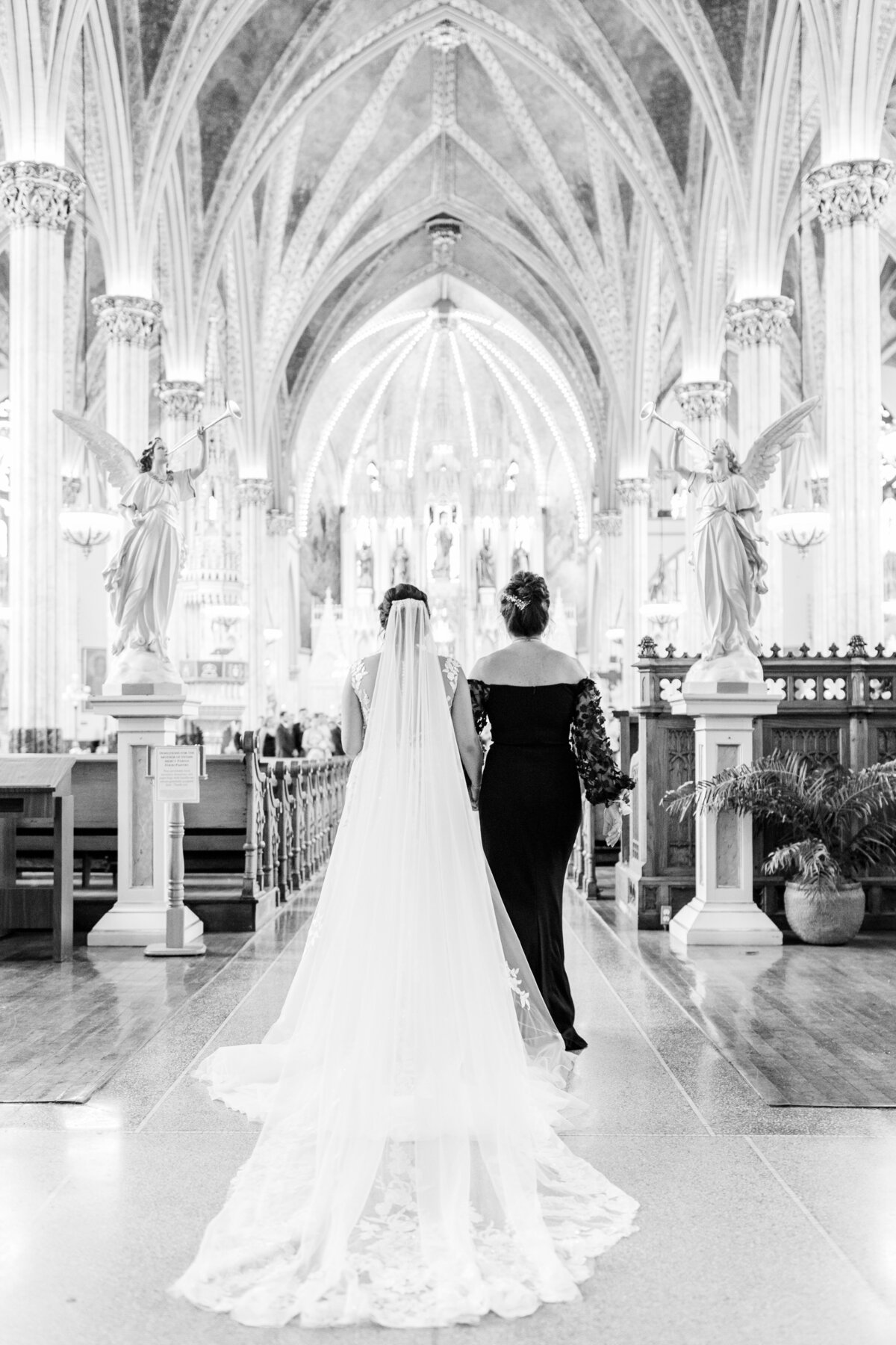 detroit-downtown-wedding-michigan-bride-groom-sweetest-heart-of-mary-church12