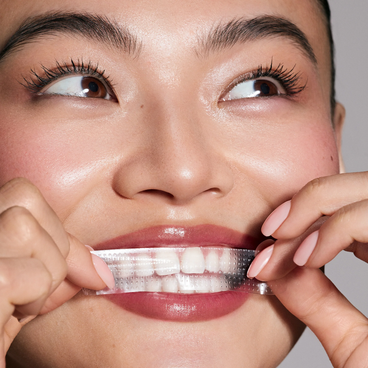 Polished_London_Teeth_Whitening_Strips_04_775fb5ba-c26c-4f4e-9fe0-a9e6d3f47a4c