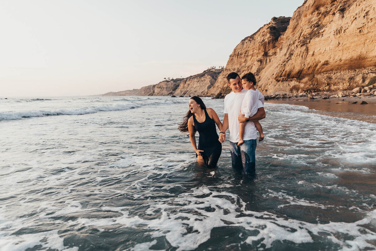 La Jolla Family Photos at Scripps Pier-7