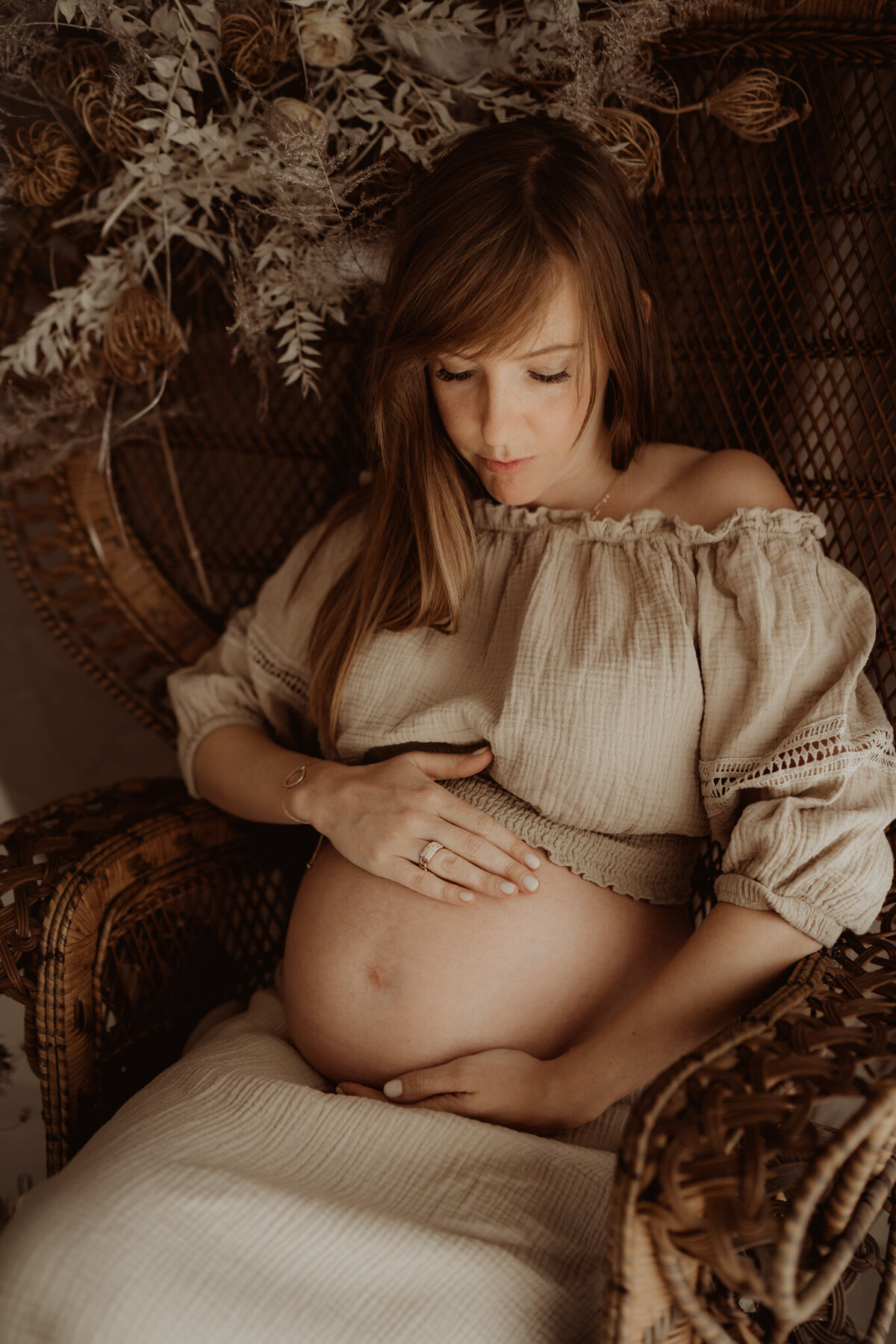 zwangerschapsshoot in fotostudio met bohemian vibes