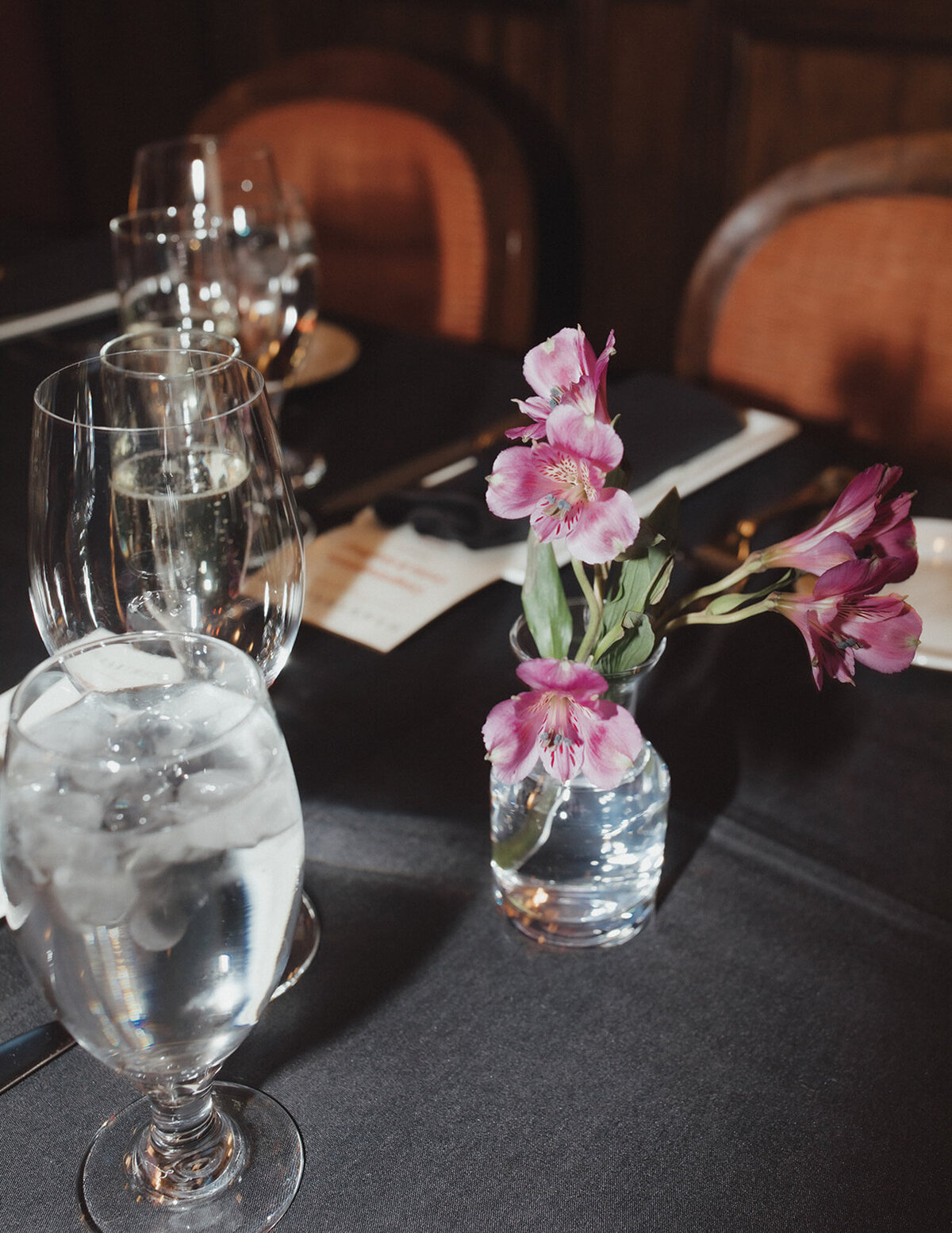 Minimalist floral centerpiece of Cerise and Geoff's wedding reception