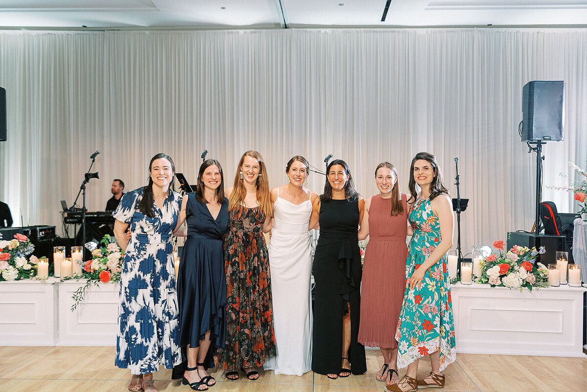 bride-with-friends-london-house-hotel-chicago-hbicweddings