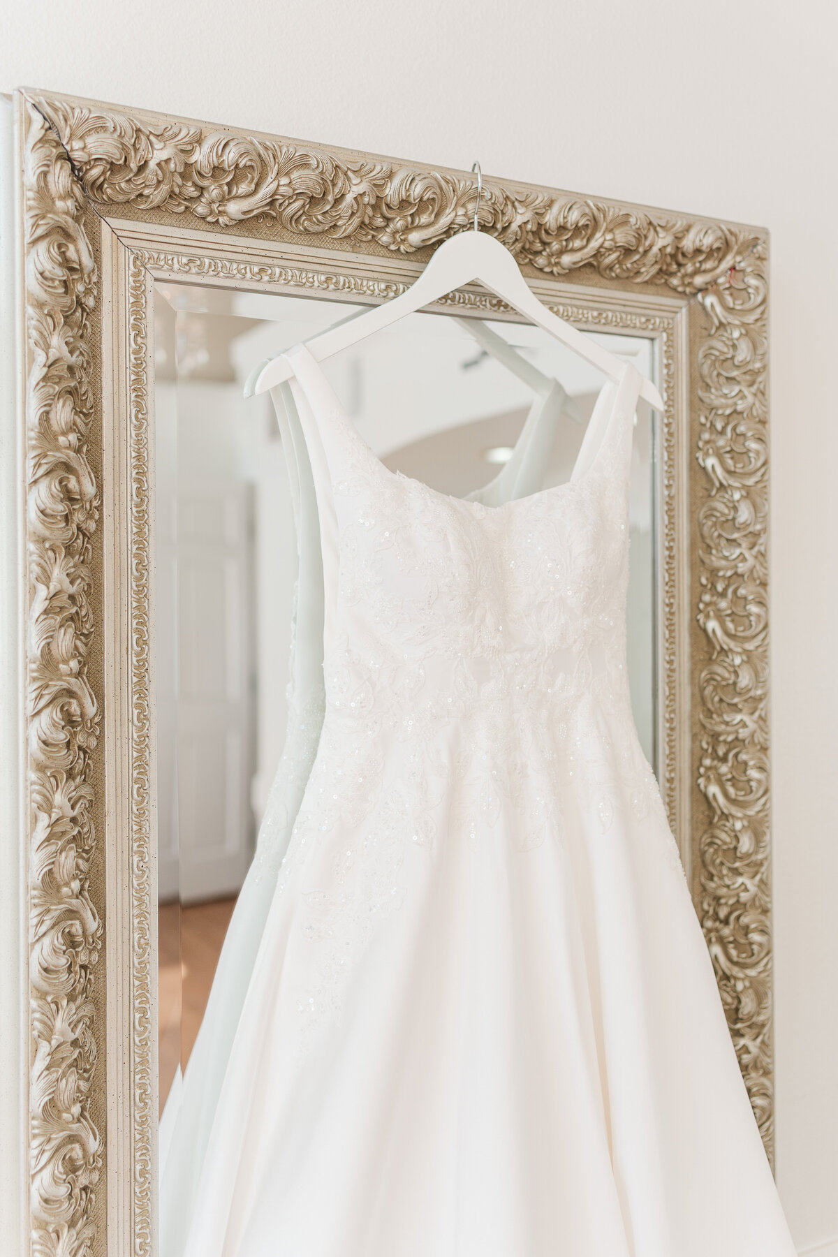 Chateaux at Fox Meadows Colorful Spring Wedding Light and Airy Elena Spraguer Photography  0006