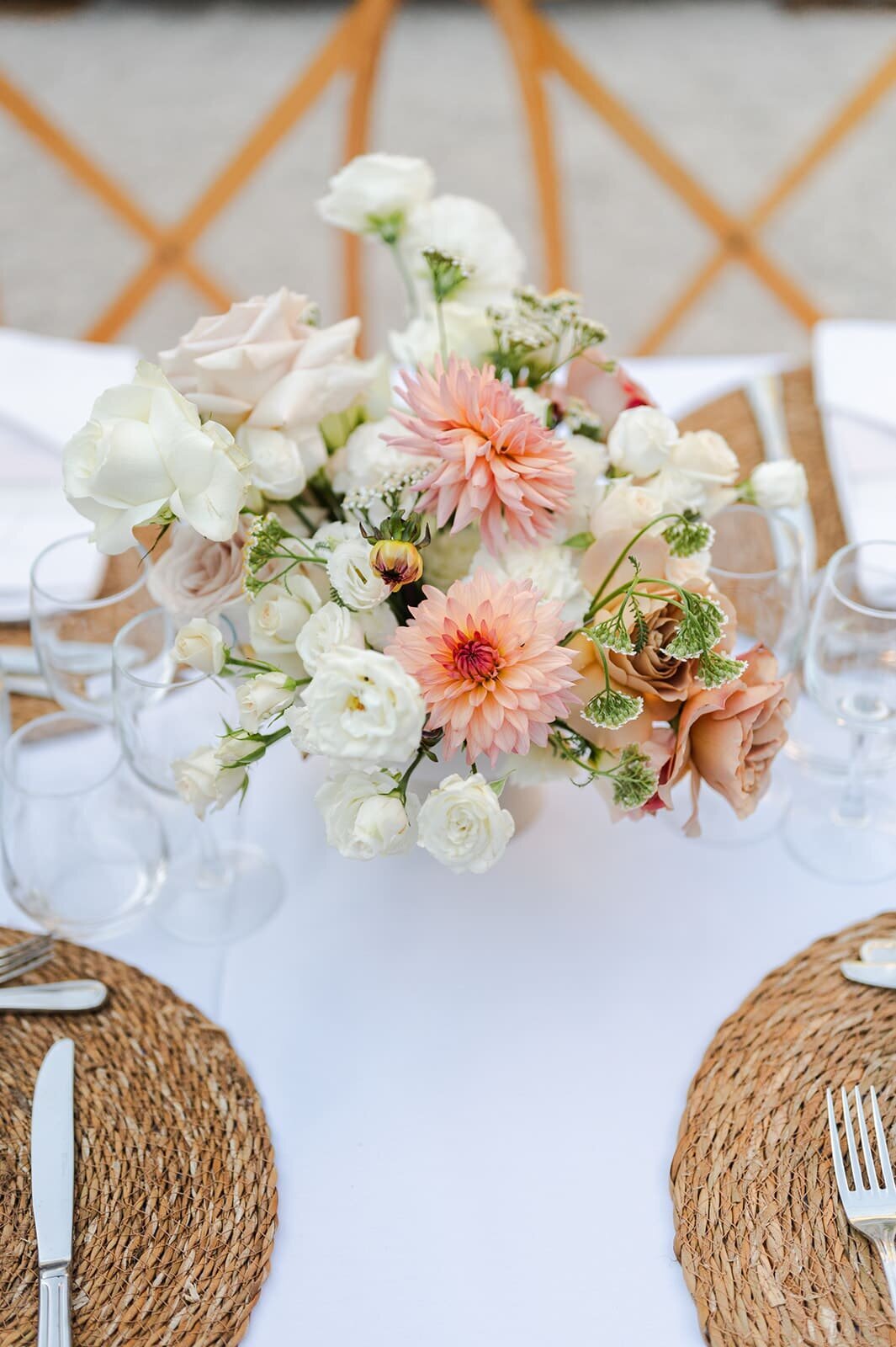 Centre-table-fleurs-blanc-corail