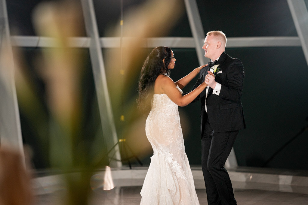142-Milwaukee-Art-Mueseum-Wedding-Lauren-Ashley-Studios