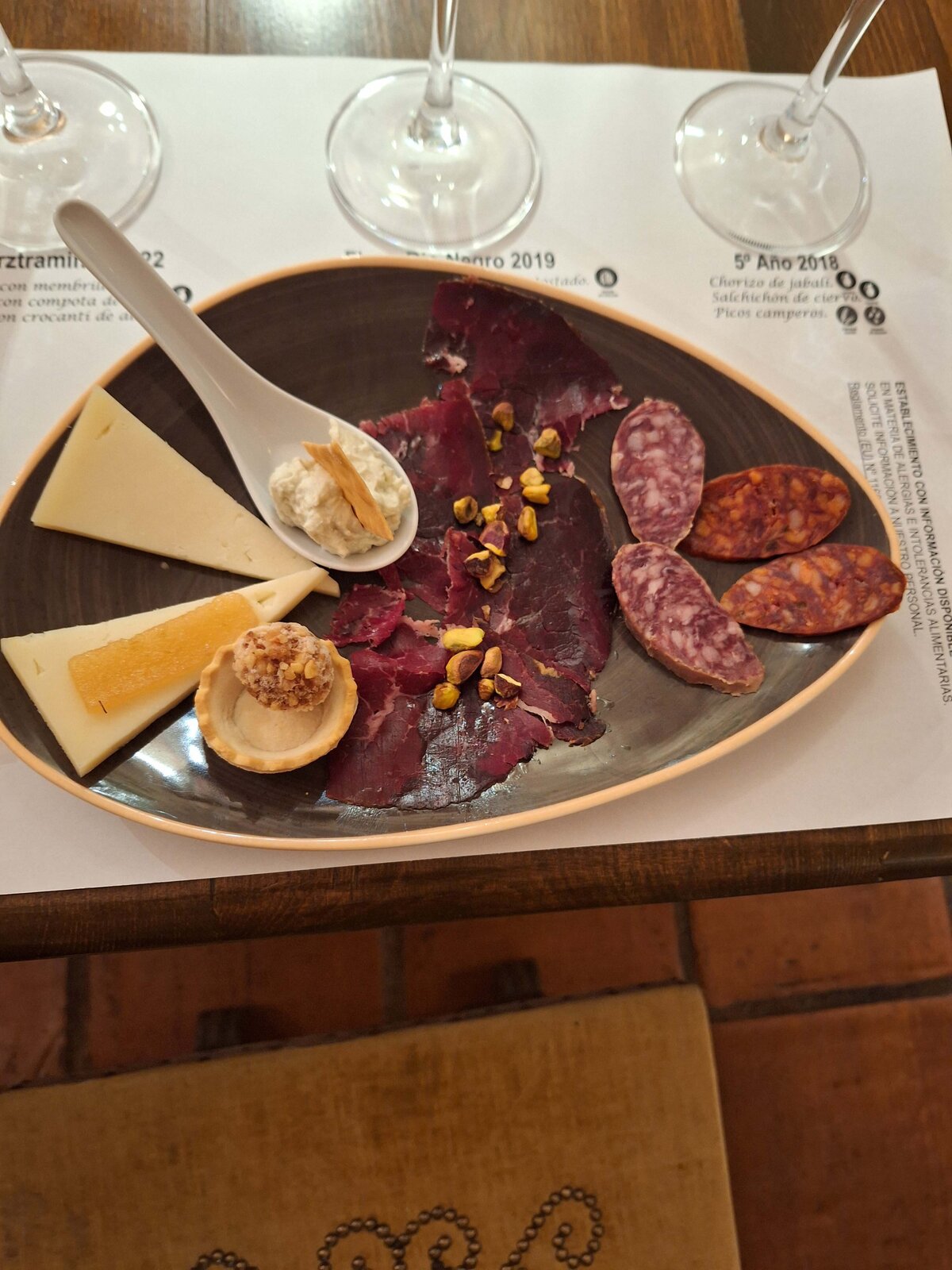 A platter of premium quality meats and cheeses served during Wine Guide Madrid's Winery Lunch Experience.