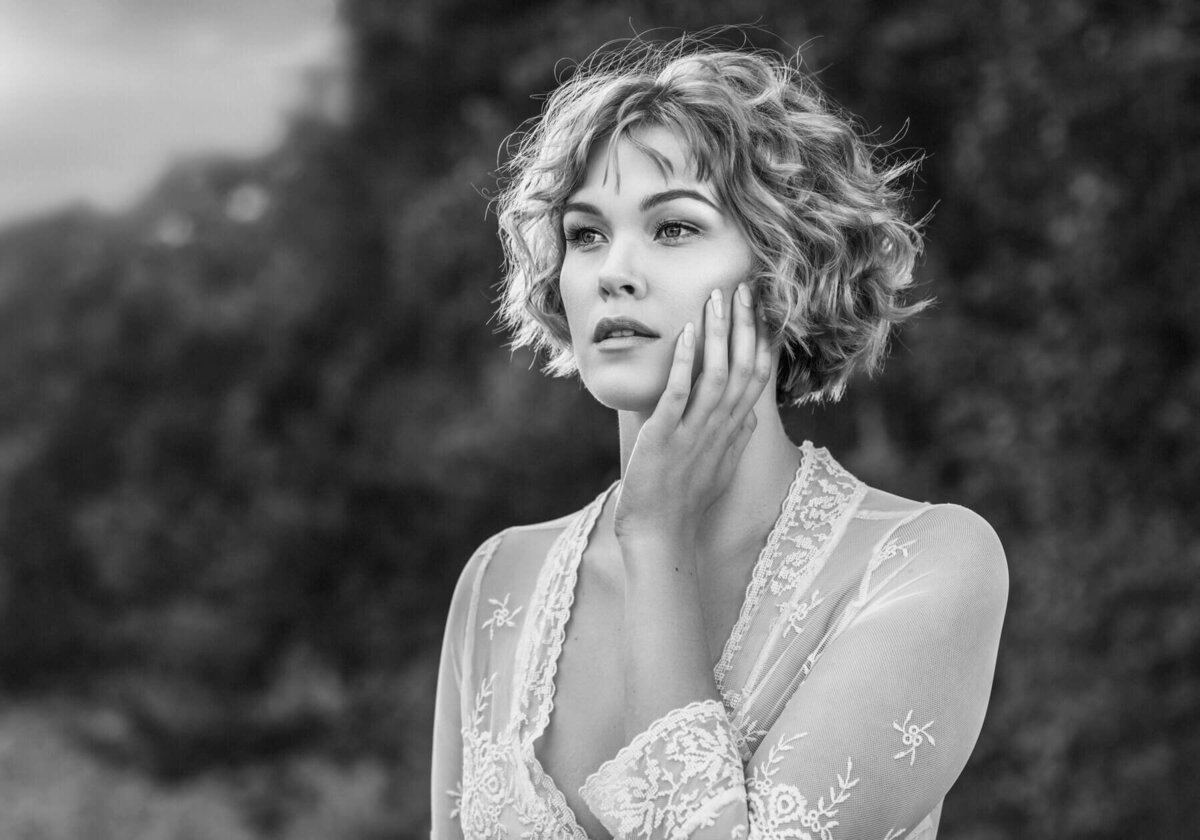 Bold and Beautiful Outdoor Portrait – Striking high-contrast black-and-white photography with a modern touch.