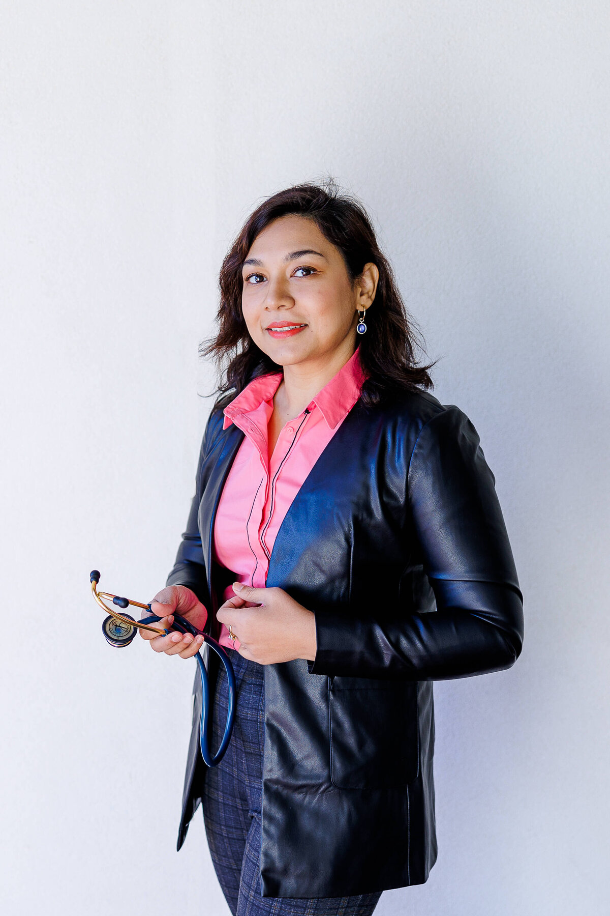 Lady with blazer and pink shirt