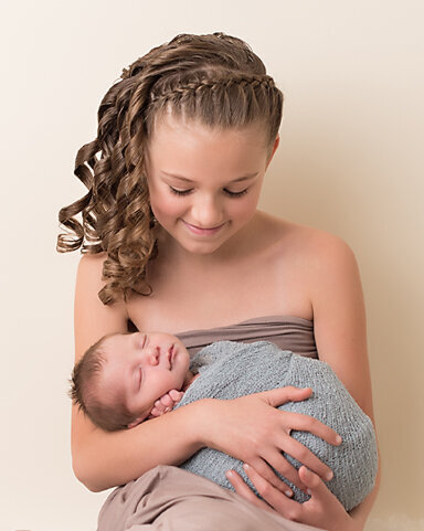 Sibling and newborn sweet photography by Laura King