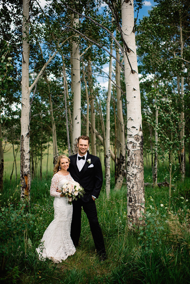 Strawberry-Creek-Ranch-Modern-Minimalist-Outdoor-wedding-in-Granby-Colorado-in-field-of-aspen-Trees