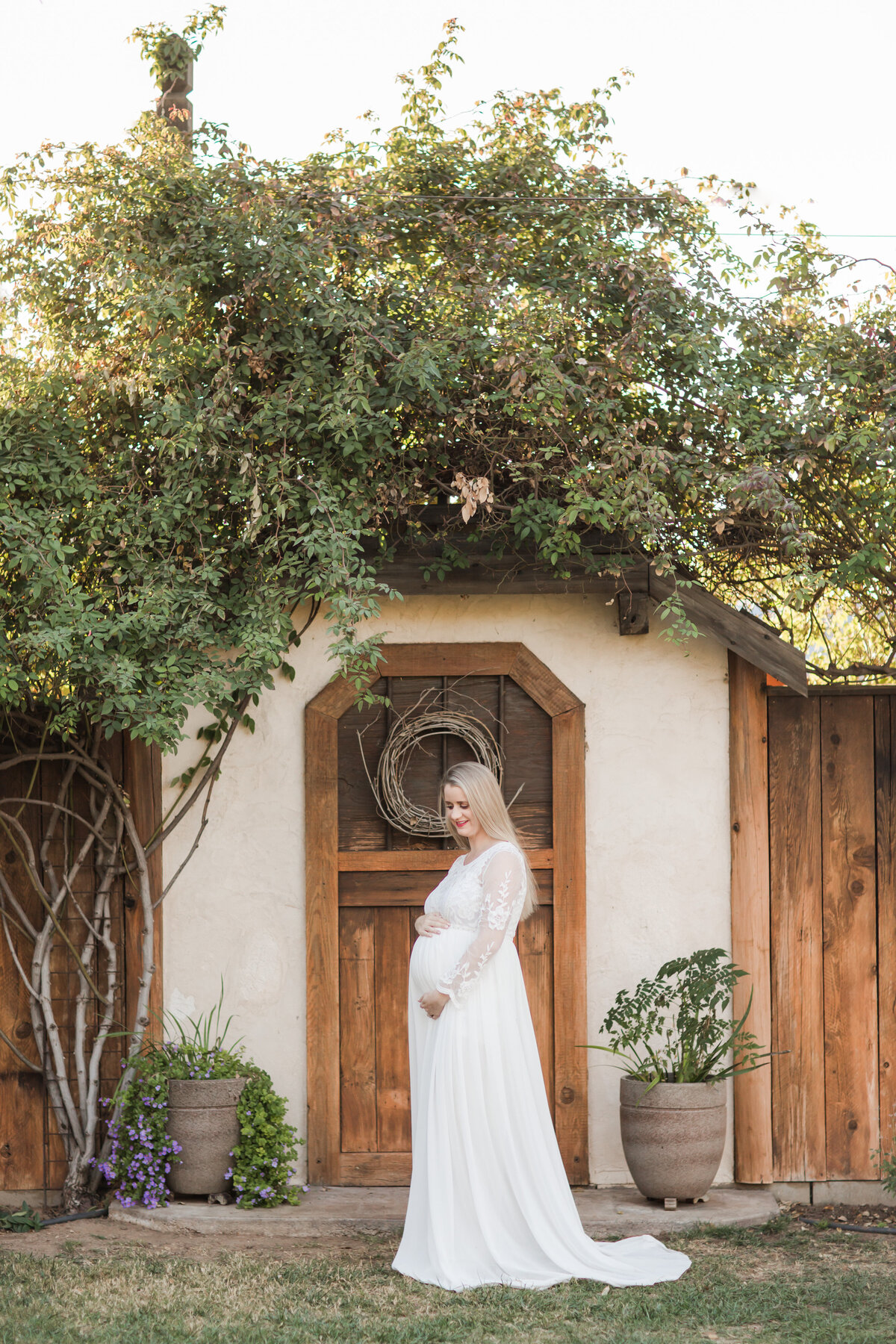 Pregnant woman at Summers Past Farms maternity session