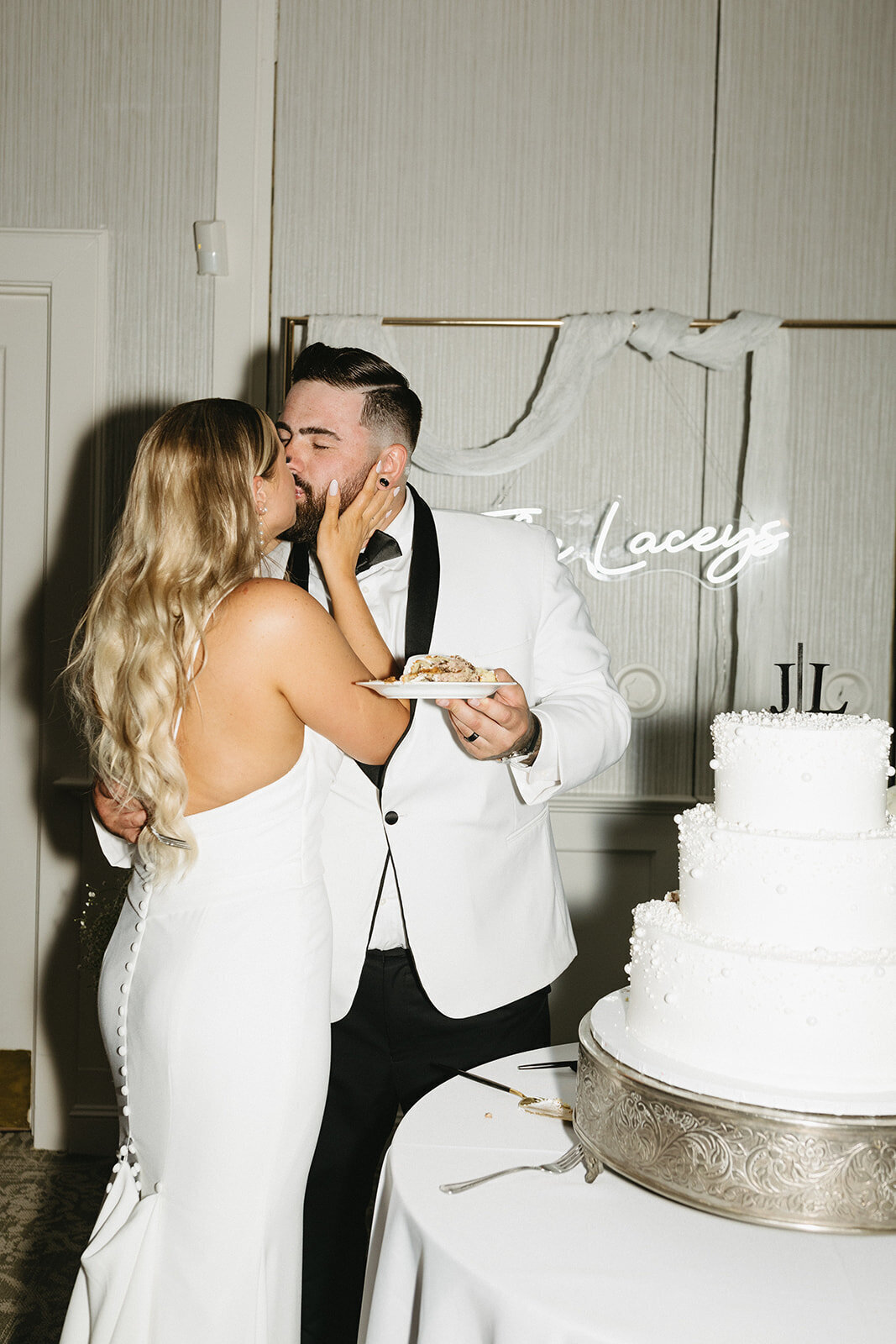 bride-and-groom-cake-cutting-photos-saint-clements-castle