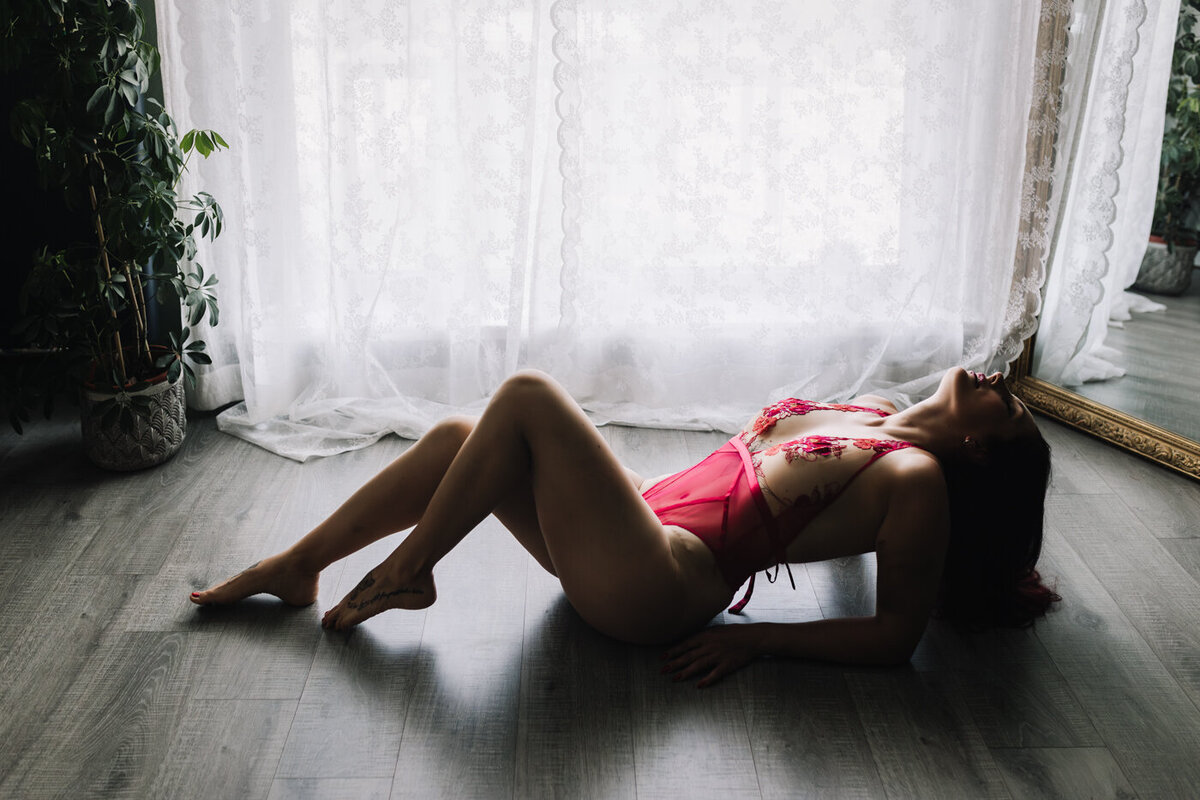 dame liggend aan het raam boudoir foto Gent