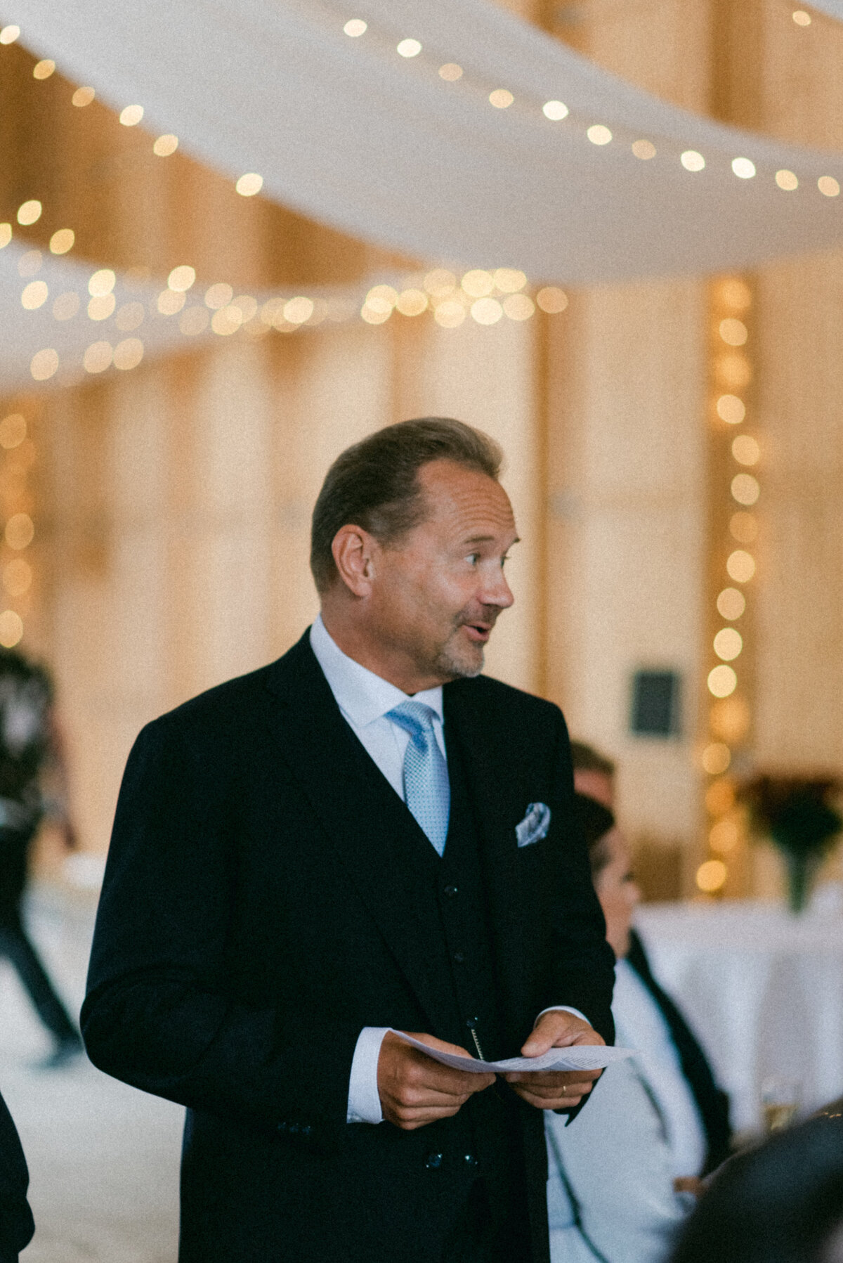A guest giving a speech in the wedding captured by wedding photographer Hannika Gabrielsson.