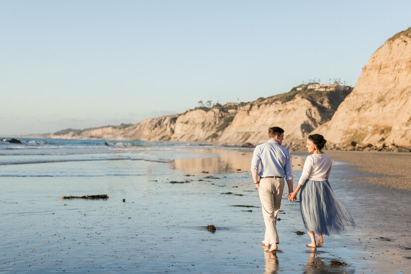 couple-walking-on-la-jolla-beach
