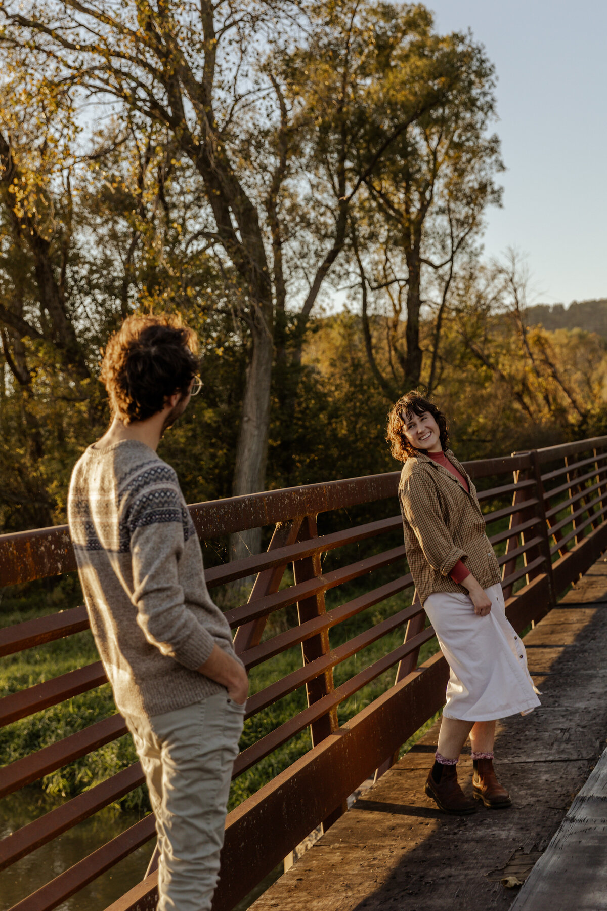 Cute Photo of fiancé admiring his fiancé in their engagement photos 