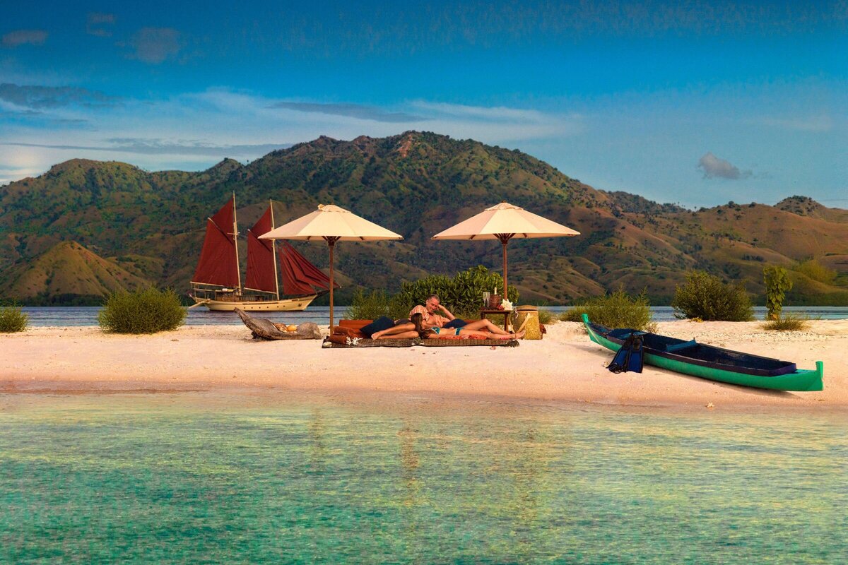 Si Datu Bua Private Yacht Charter Indonesia Beach Picnic Romance