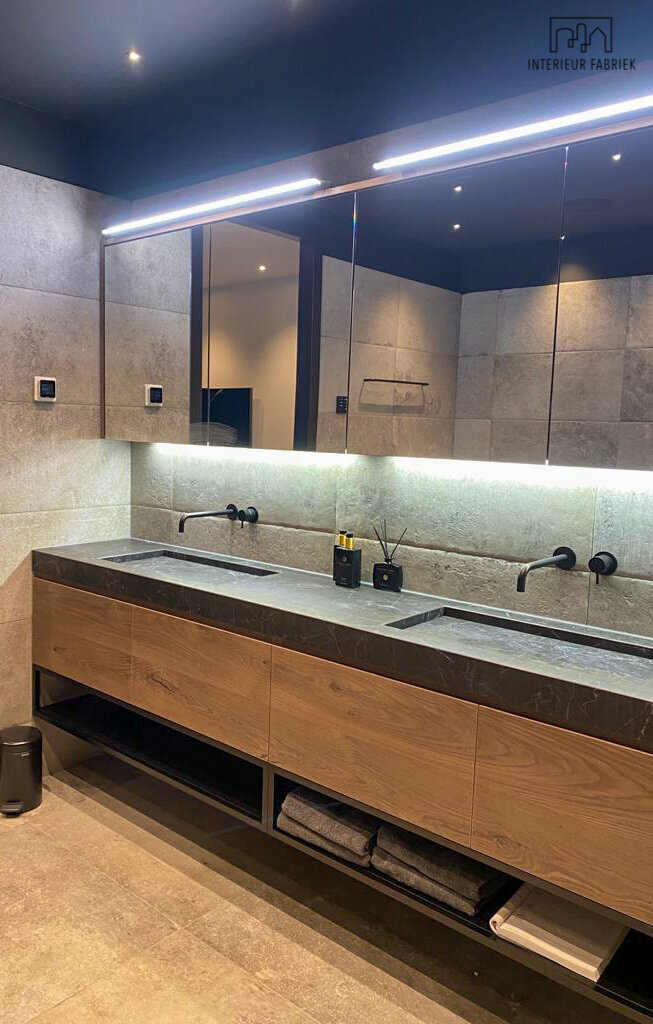 Zwarte kranen Woerden, Interieurontwerp Woerden, Interieuradvies Woerden, Badkamer Woerden, Badkamerontwerp Woerden, Zwart toilet Woerden, Toilet Woerden, Ronde spiegels Woerden, Vrijstaand Bad