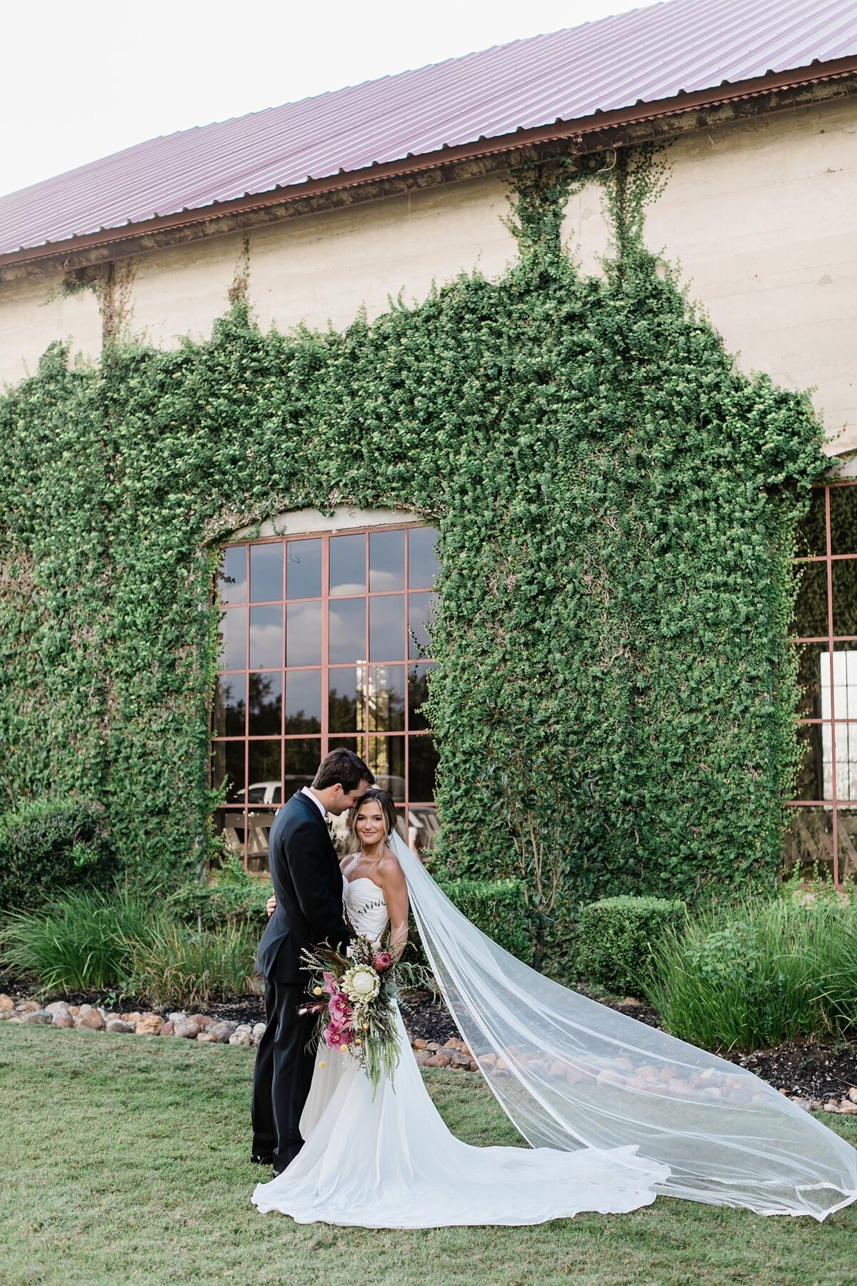 westernrootsandfallromancemorganandjimmysoldedobbinstationwedding58
