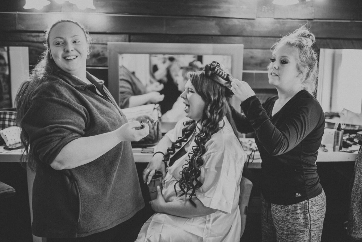 wedding | harpor's vinyard | Iowa Wedding Photographer | Playlife | Getting Ready | Bride_0031
