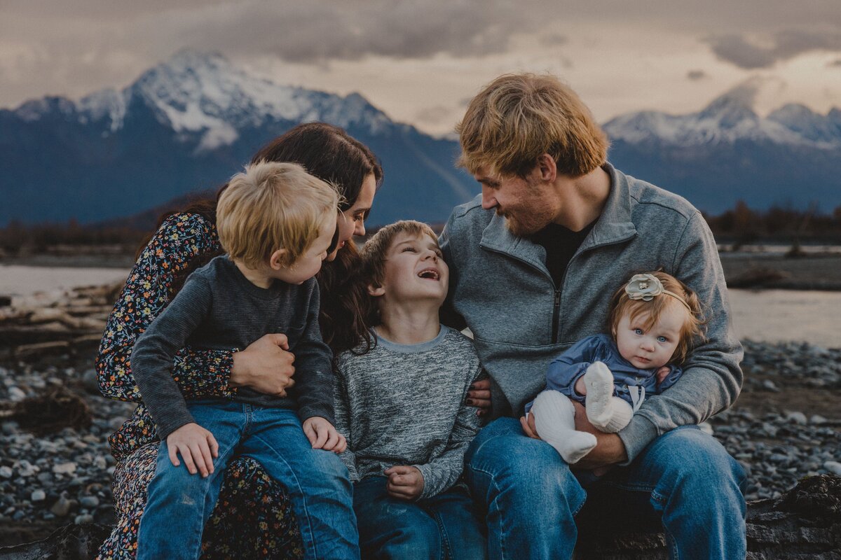 9L0A0911Alaska_MatanuskaRiverFamilySession