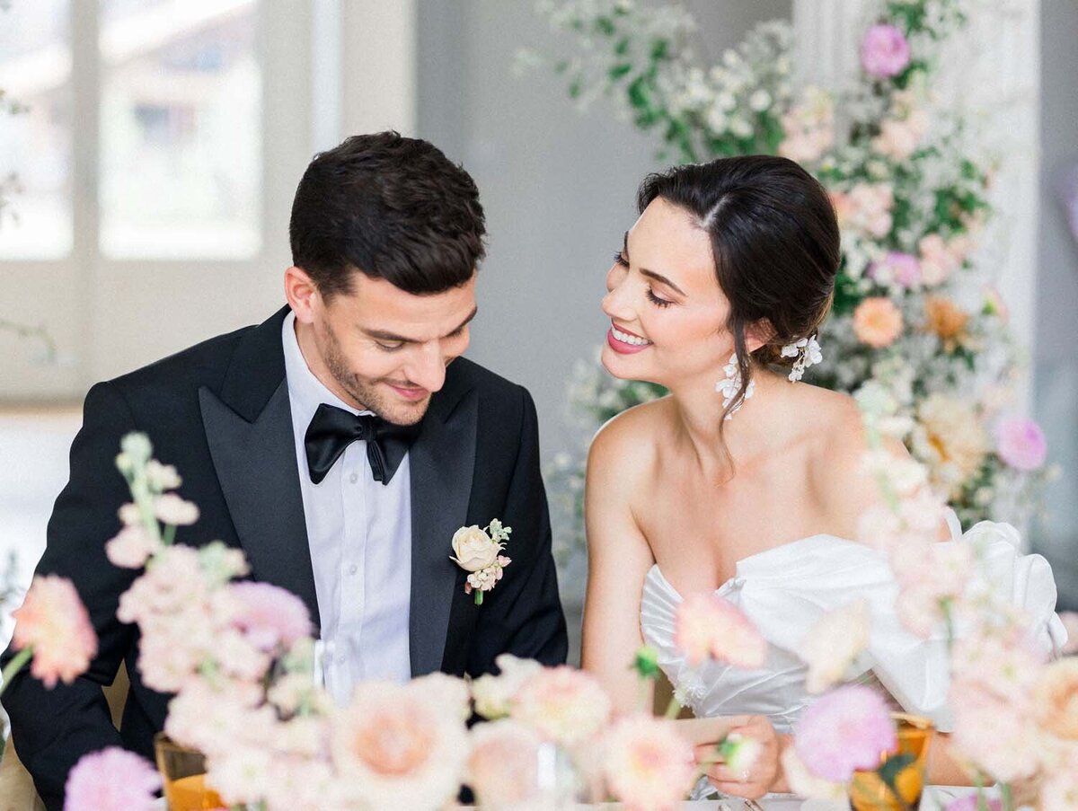 Colorful couture wedding at luxury hotel chais Monnet in Cognac - Veronique Lorre artistic direction floral designer43