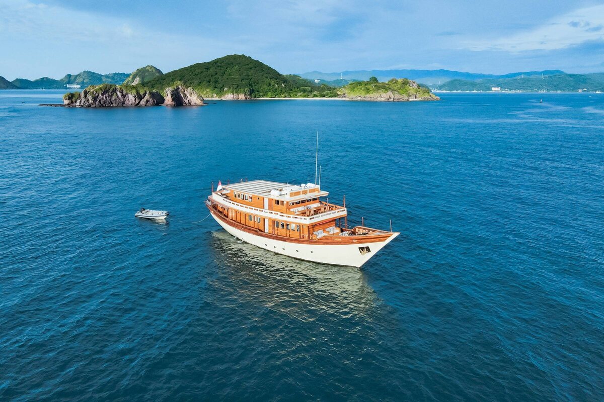 Luxury Yacht Charter Indonesia MISCHIEF