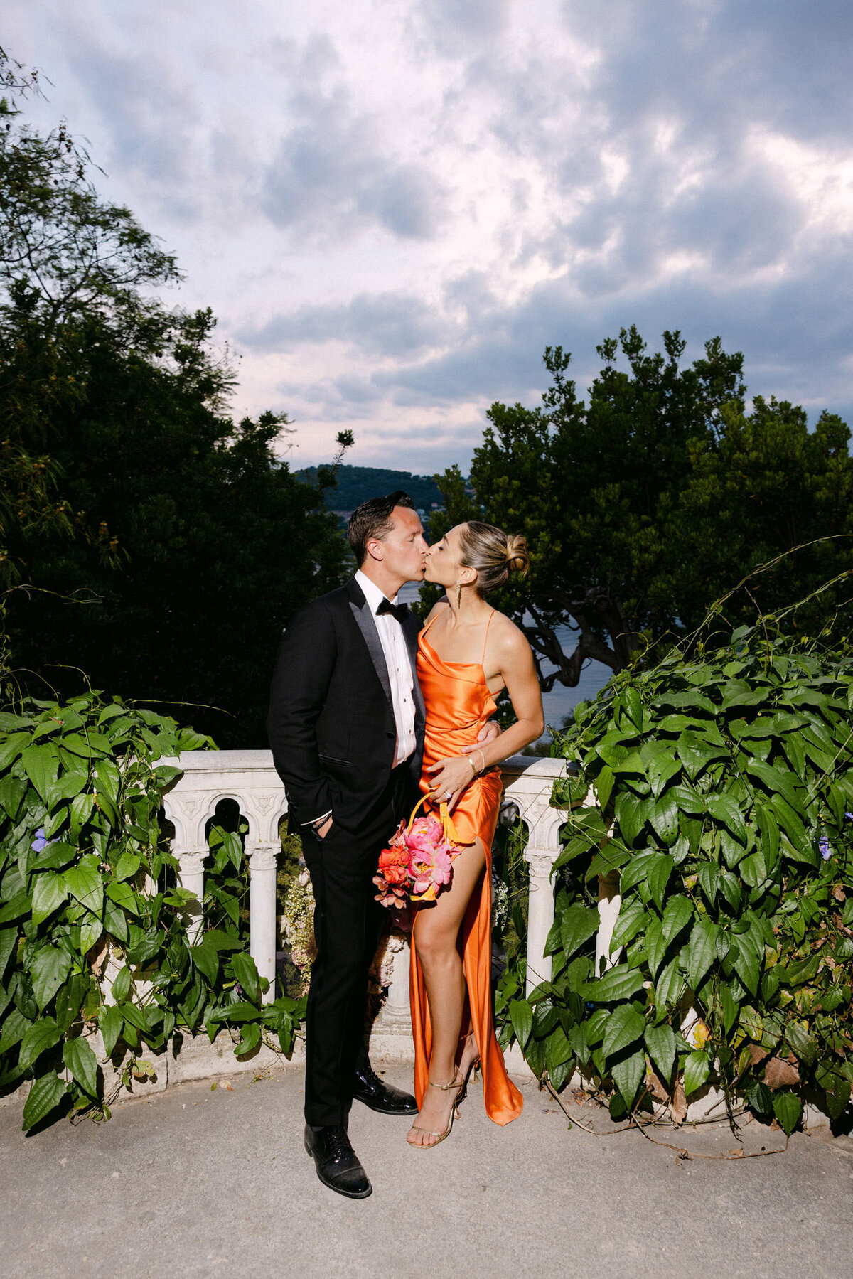 A couple of guests kissing in the gardens of VIlla Ephrussi.