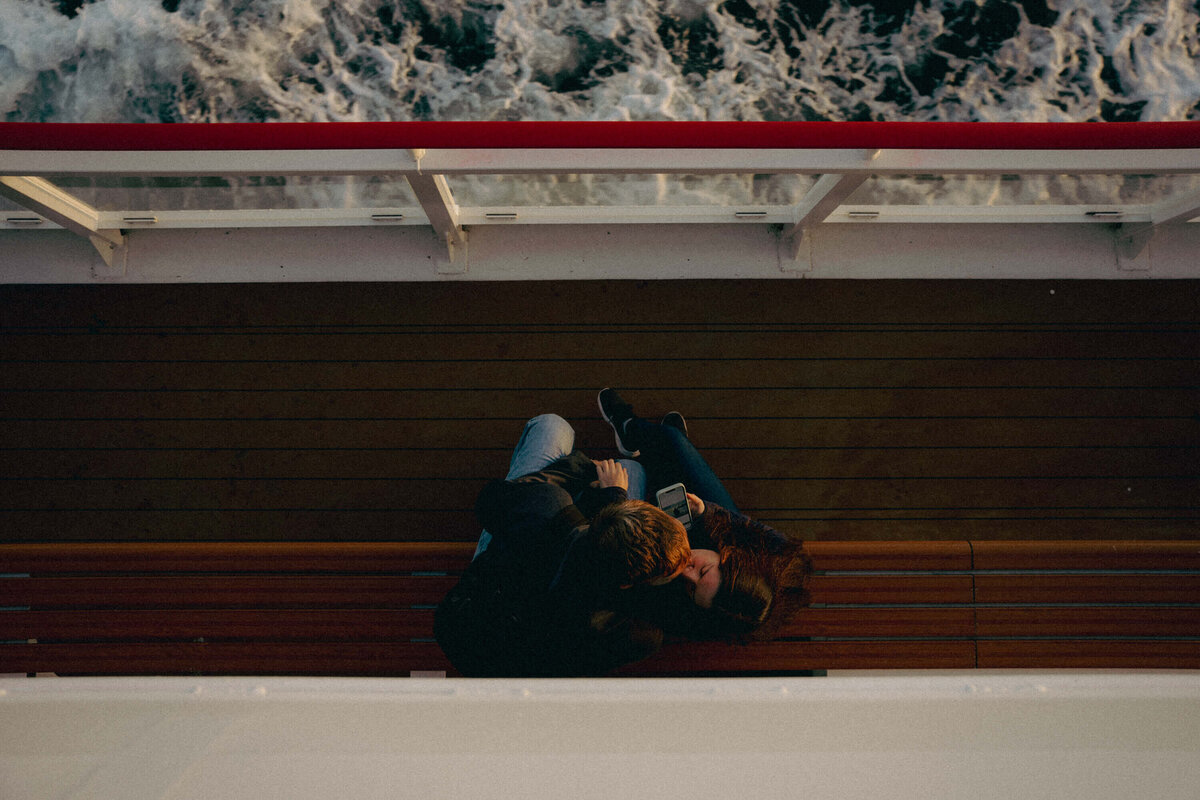 San Francisco documentary photographer captured couple kissing on Ferry