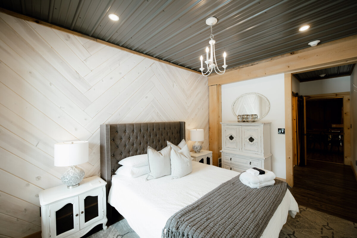 Bear-Ridge-Destination-barndo-suites-rosie-photo-video-12