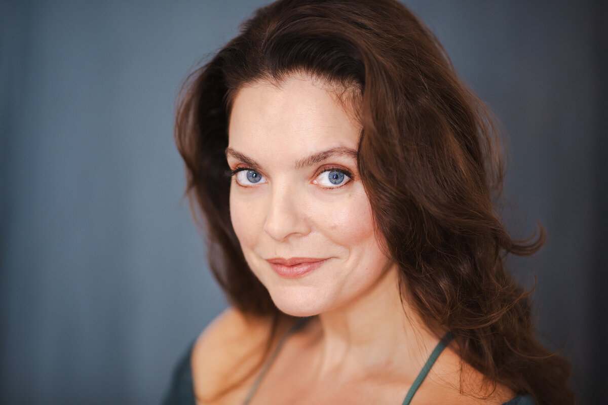 headshot of actress Melina Kalomas