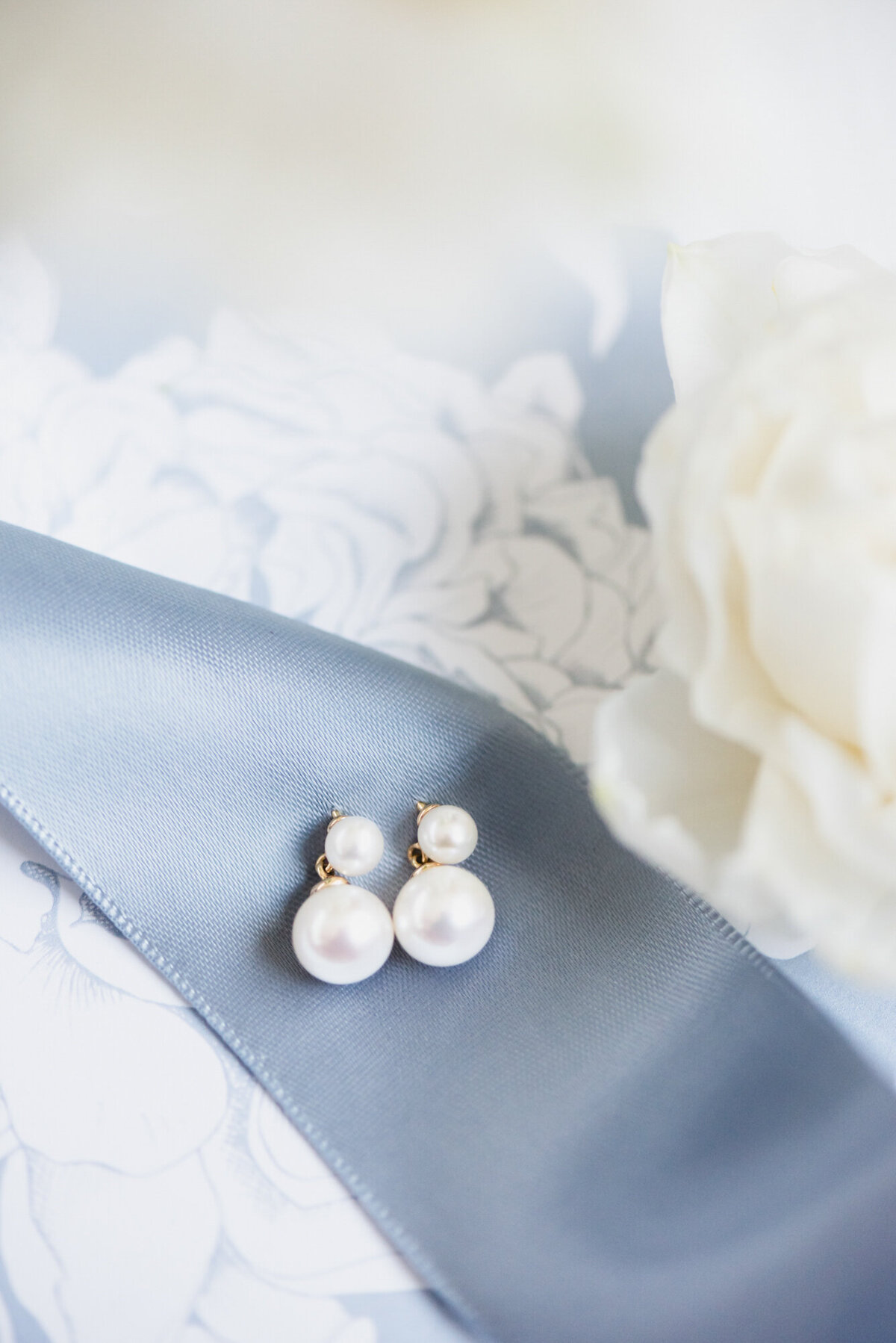 BLACK AND NAVY BLACK TIE SPRING PLANTERRA WEDDING IN WEST BLOOMFIELD, MICHIGAN PROVIDED BY KARI DAWSON, TOP-RATED METRO DETROIT WEDDING PHOTOGRAPHER, AND HER TEAM5