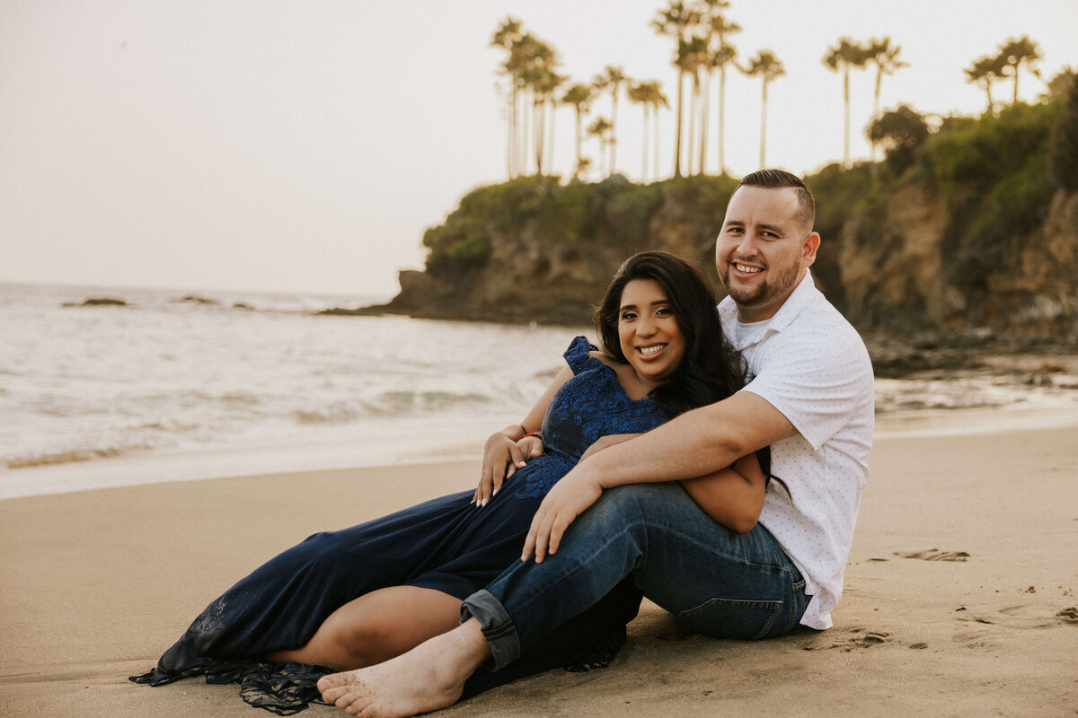 couple-maternity-beach-woman-photographer