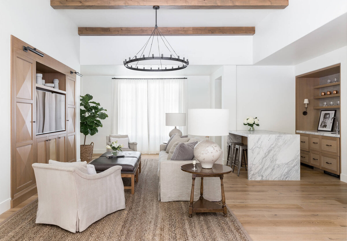 Living-room-elegant-vignette-marble-surface-decor-details