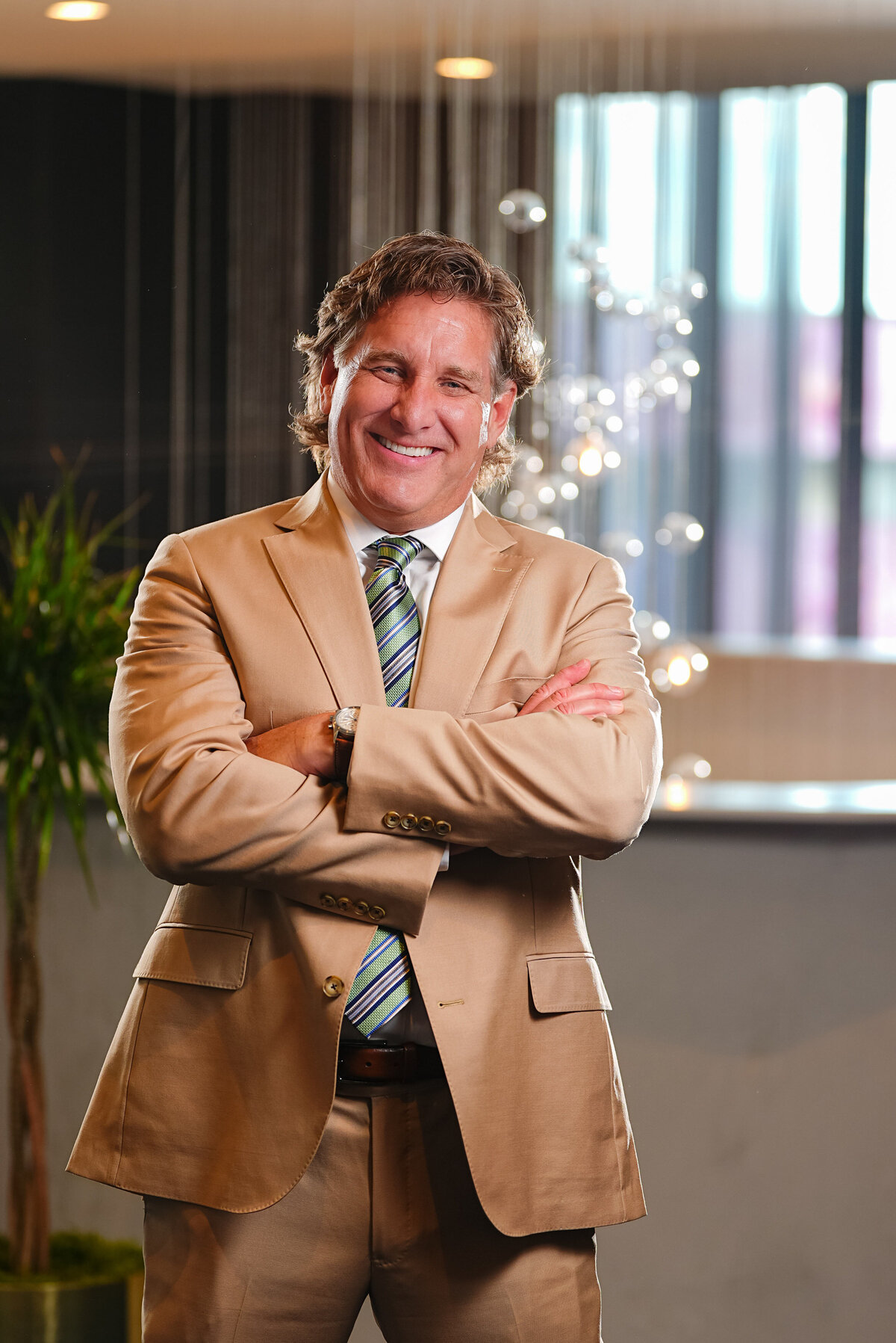 kansas-city-headshot_enviromental-portrait-photography-0112-man-in-tan-suit-headshot