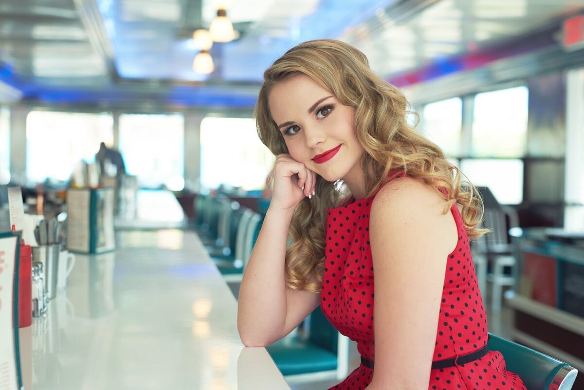 Senior Portraits in a Retro Diner-05