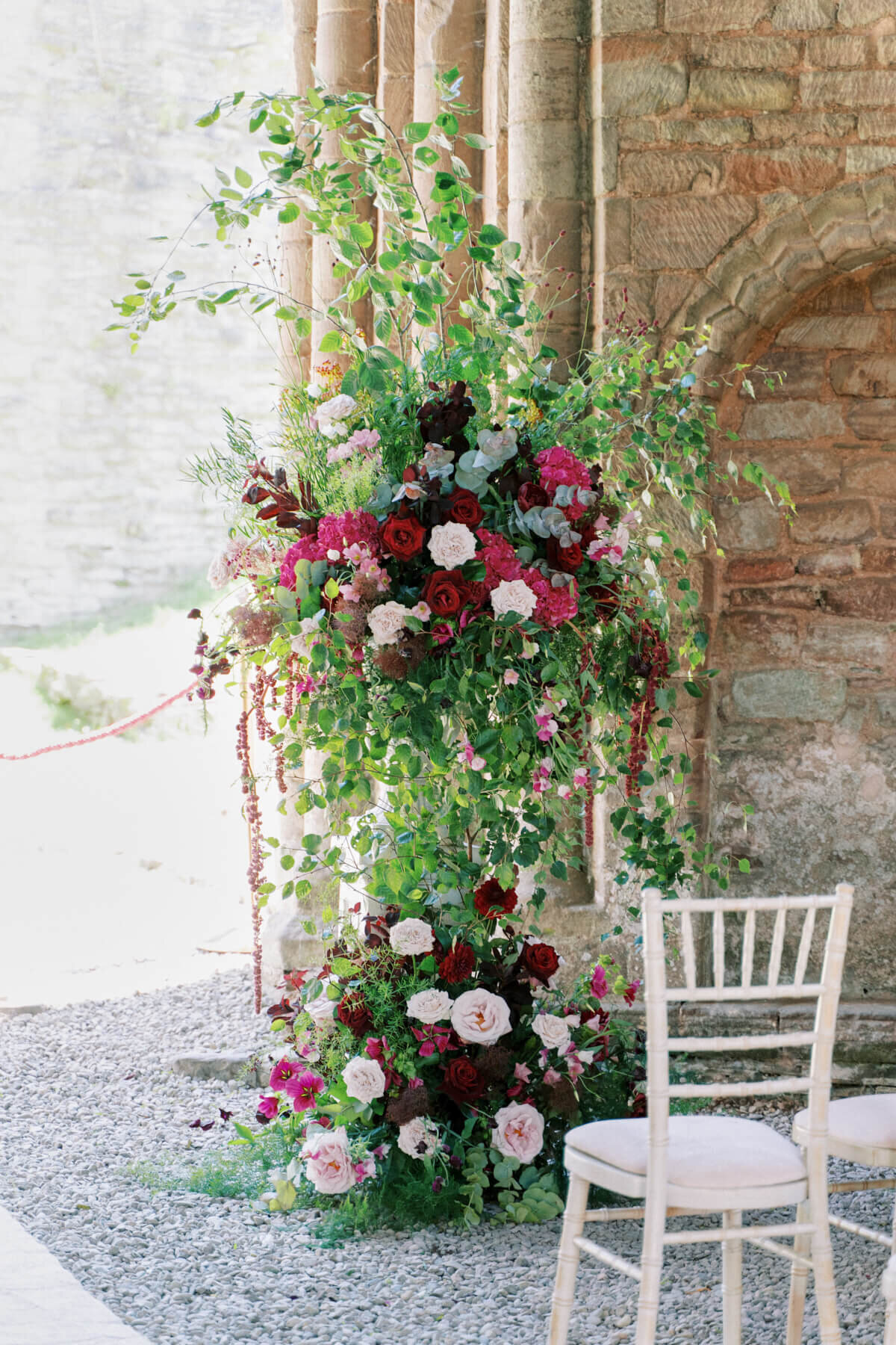 bold-colour-wedding-flowers-ludlow-castle