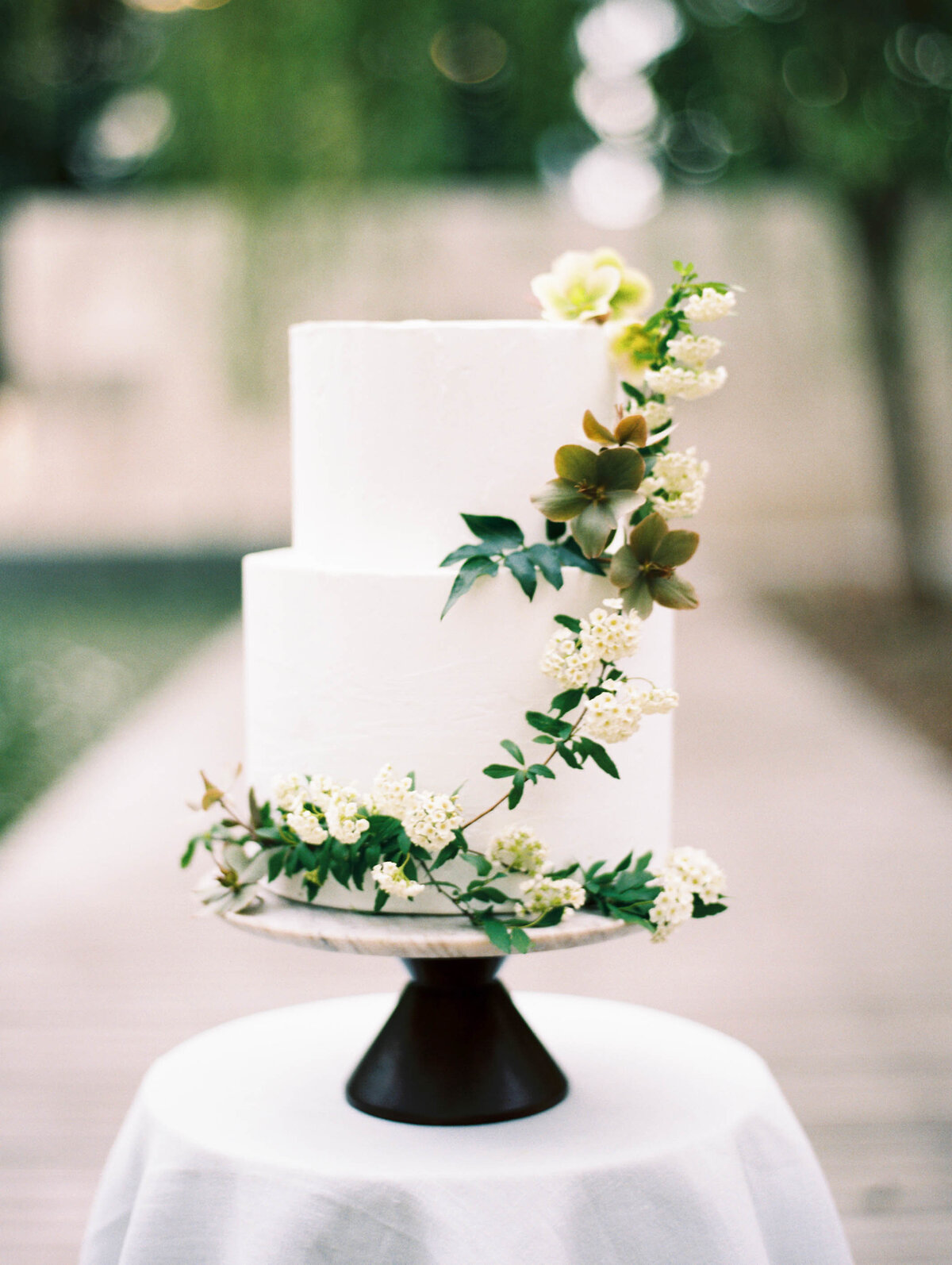 max-owens-design-nasher-sculpture-center-wedding-08-cake-hellebores