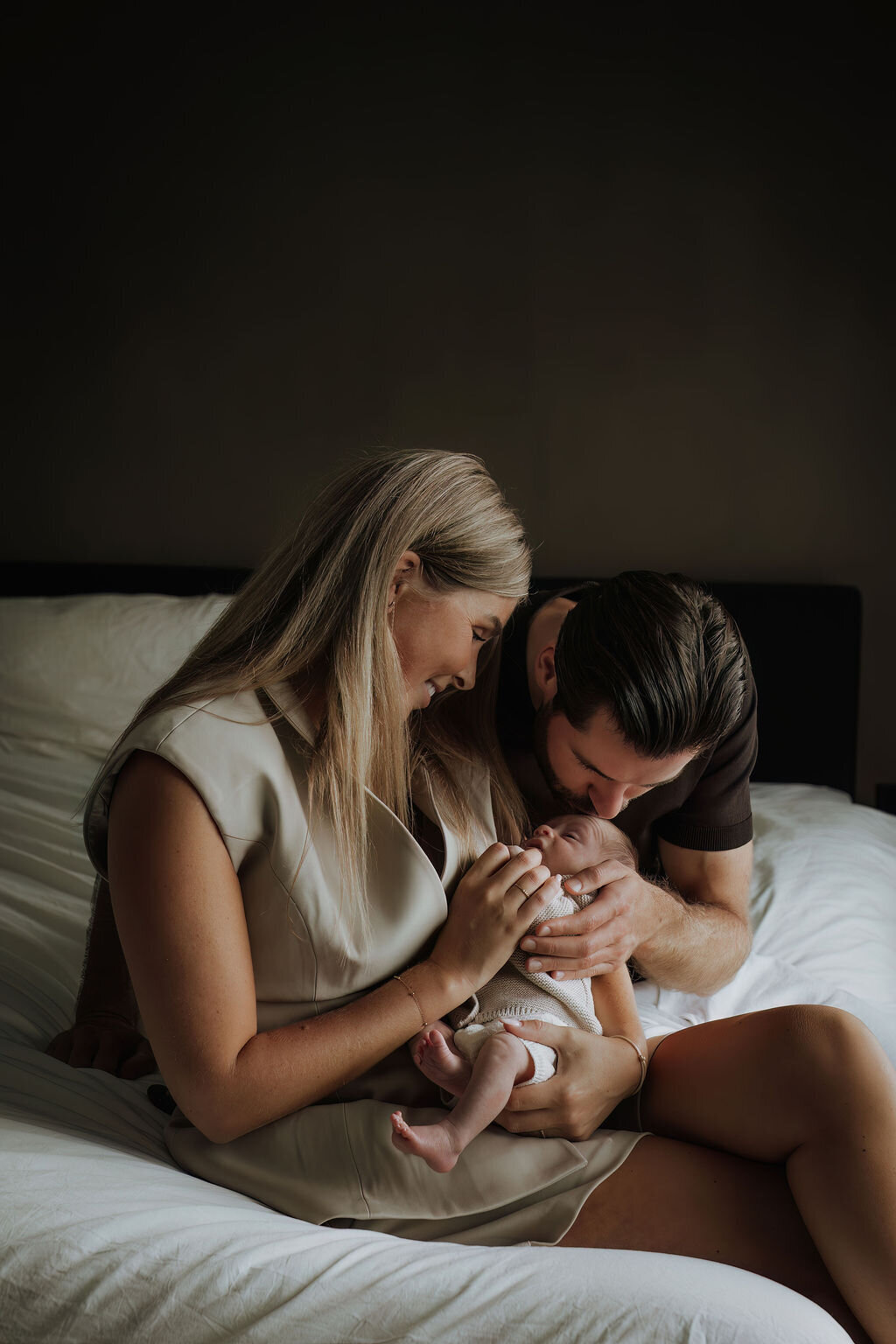 Gezin met newborn baby tijdens newbornfotoshoot