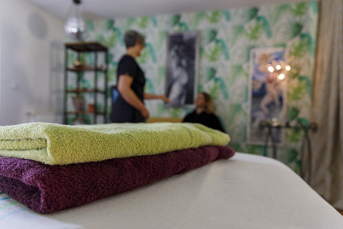 Serviettes sur une table de massage