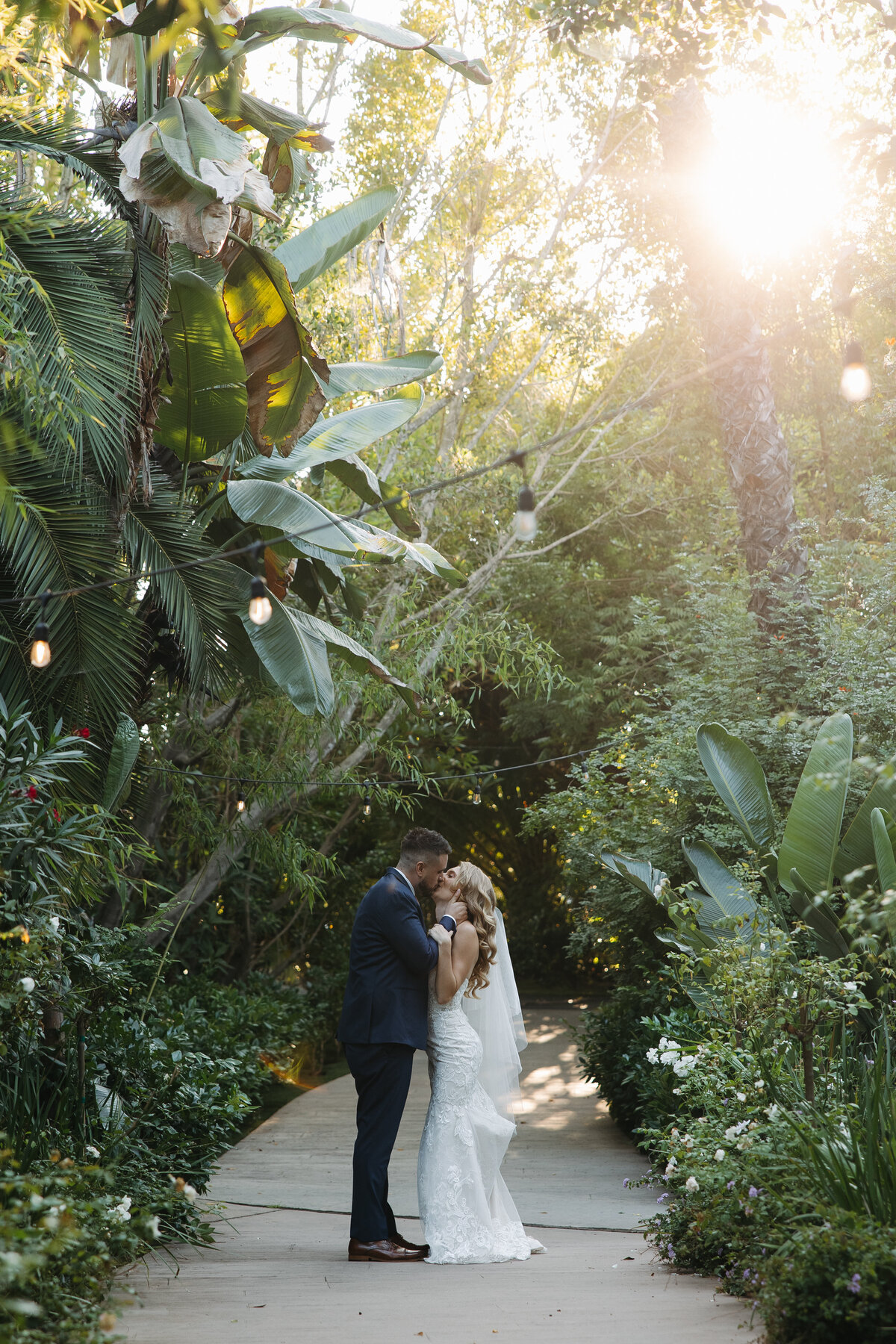 botanica wedding venue, couple kissing 