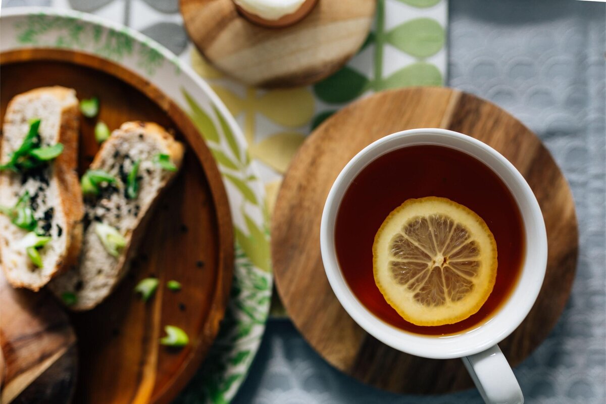 kaboompics_top-view-of-tea-with-lemon-5519